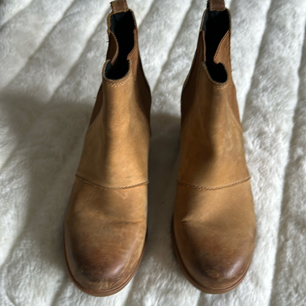 Sorel lug sole booties tan size 8.5